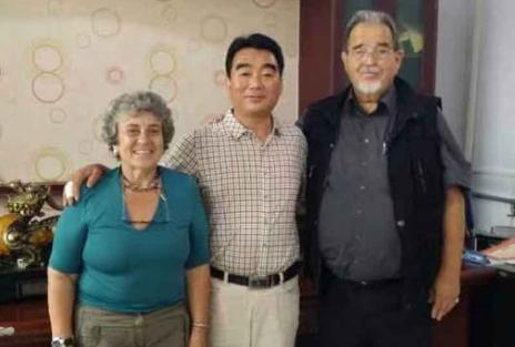 Foreign Customers Visit the Company