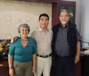 Clientes extranjeros visitan la empresa